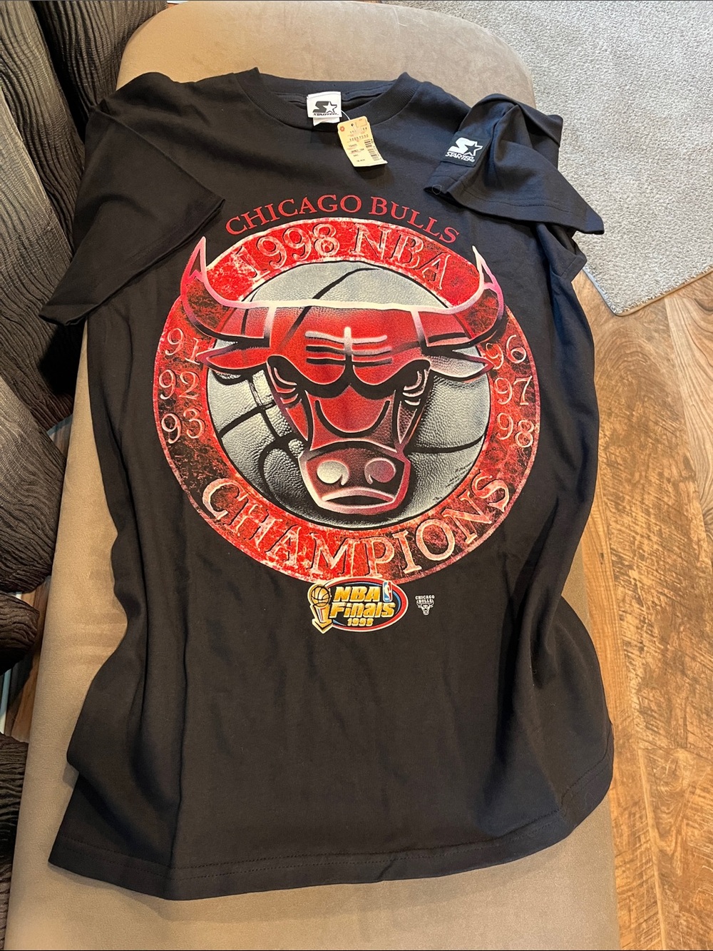 STARTER Black Chicago Bulls 1998 Champions Graphic Tee